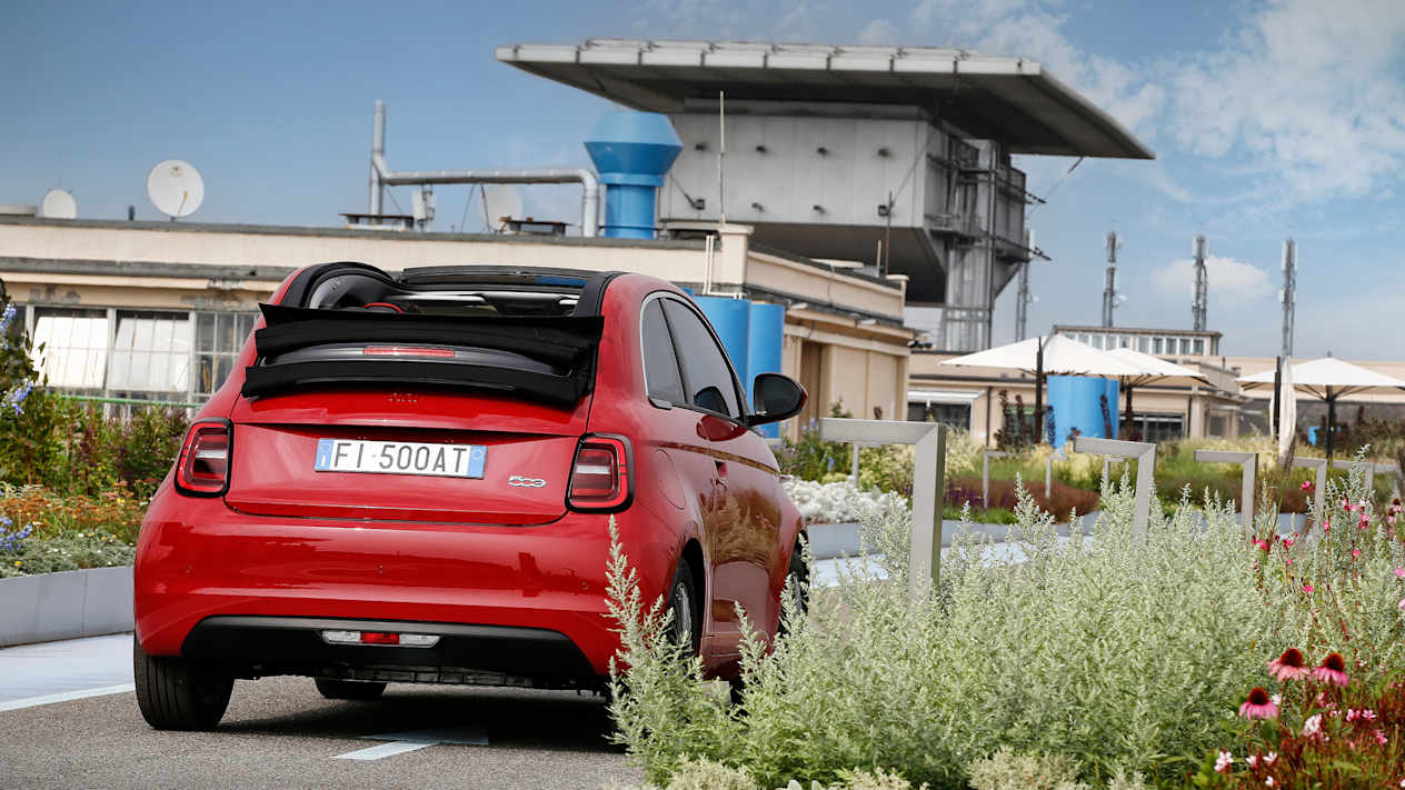 Fiat 500e (RED) cabriolet : vue trois quarts arrière droit sur le toit de l'usine Fiat à Turin