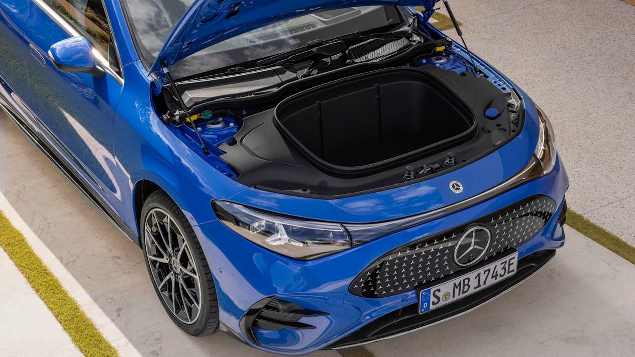 Mercedes CLA 2025 bleu : espace de rangement sous le capot