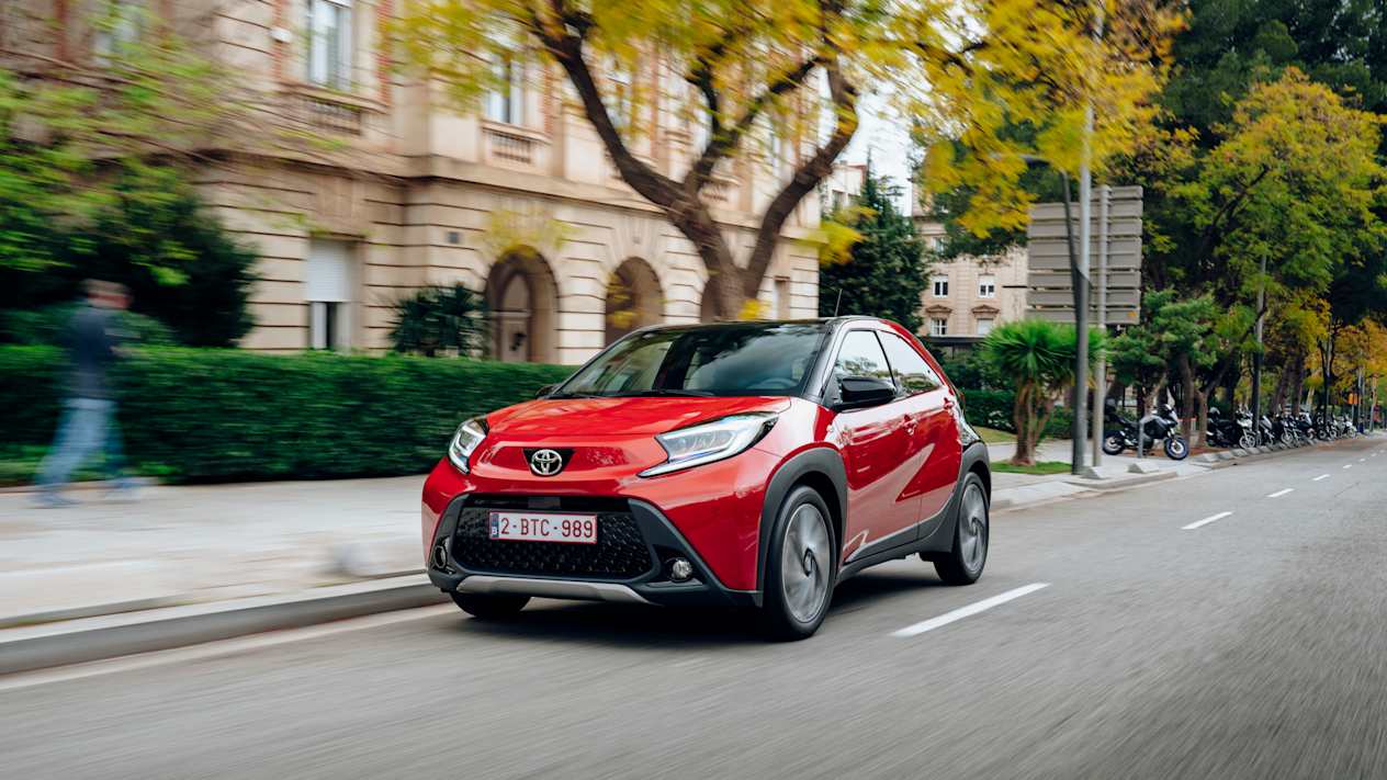 Toyota Aygo X 2022 : trois quarts avant gauche dans centre ville français