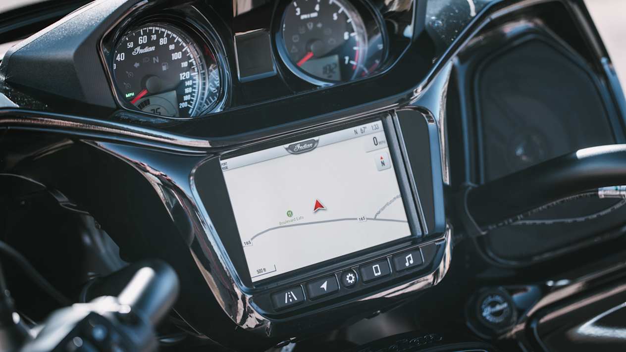 Indian Challenger Dark Horse Powerplus 112 2025 : détail compteurs et écran tactile