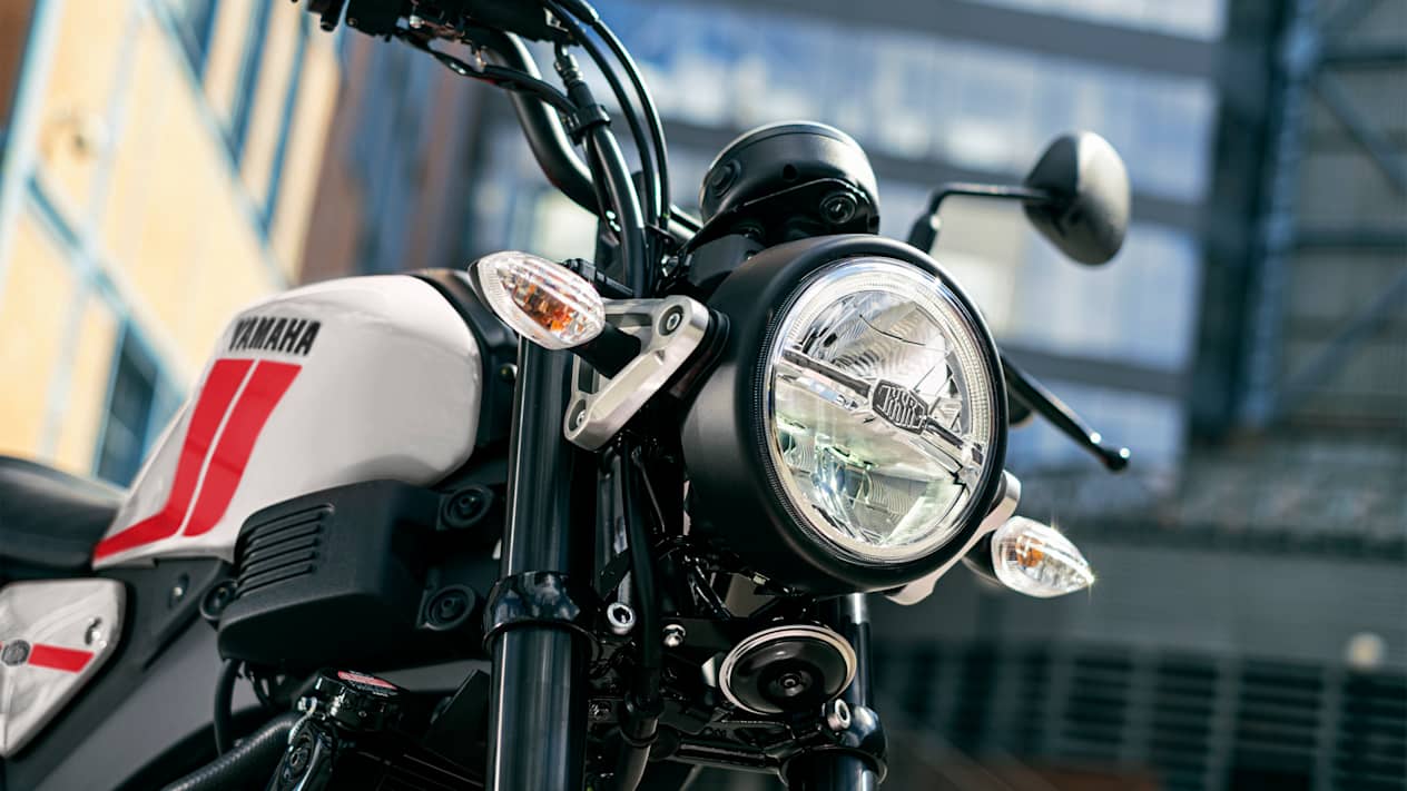 Yamaha XSR125 2023 Heritage White : détail du phare avant