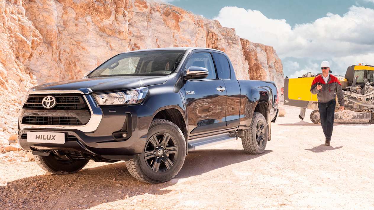 Toyota Hilux 2020 : trois quarts avant gauche dans une carrière
