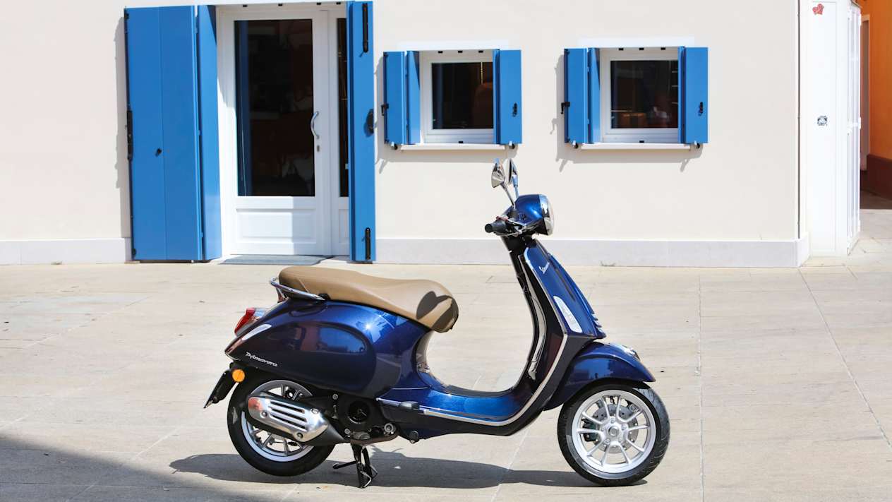 Vespa Primavera bleu de profil