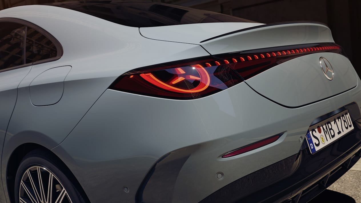 Mercedes CLA 2025 gris : détail feu arrière