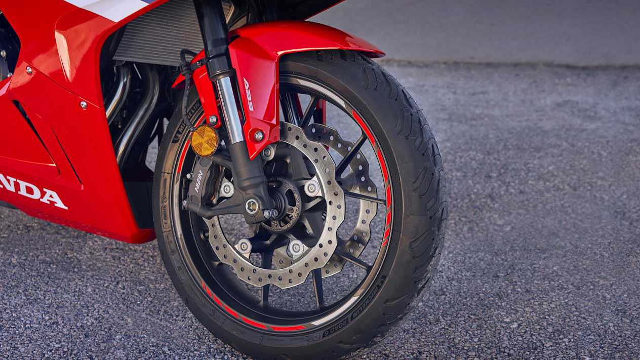 Honda CBR500R 2024 : détail roue et freins avant