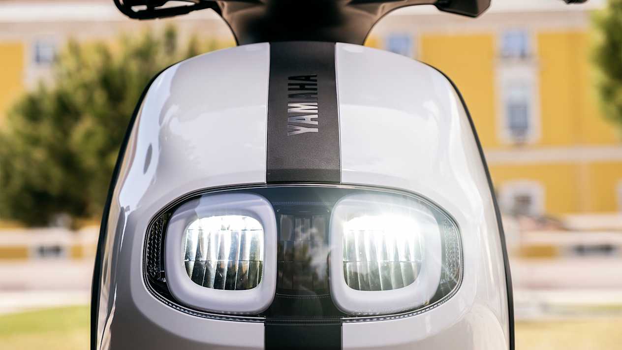 Yamaha Neo's 2023 Milky White : détail des phares