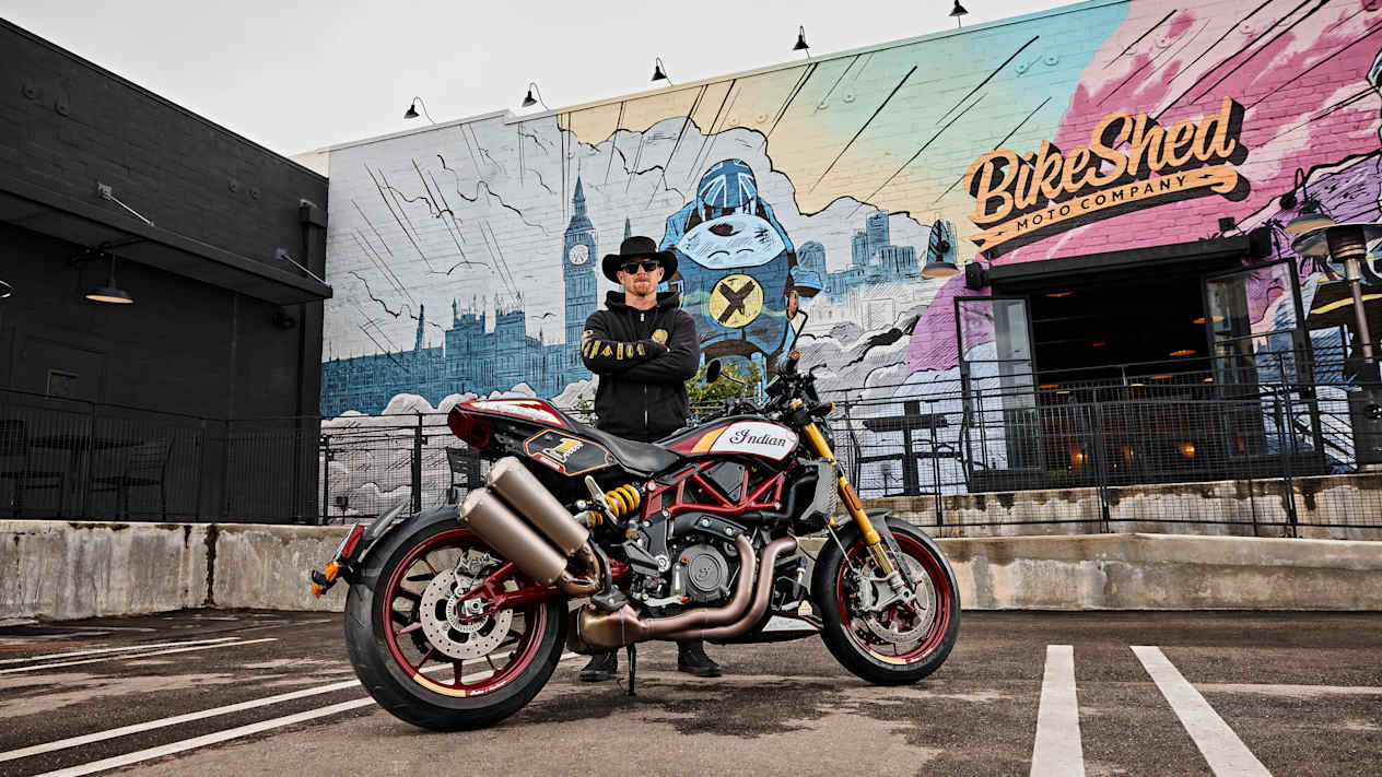 Indian FTR x RSD Super Hooligan 2024 : trois quarts arrière droit statique avec modèle