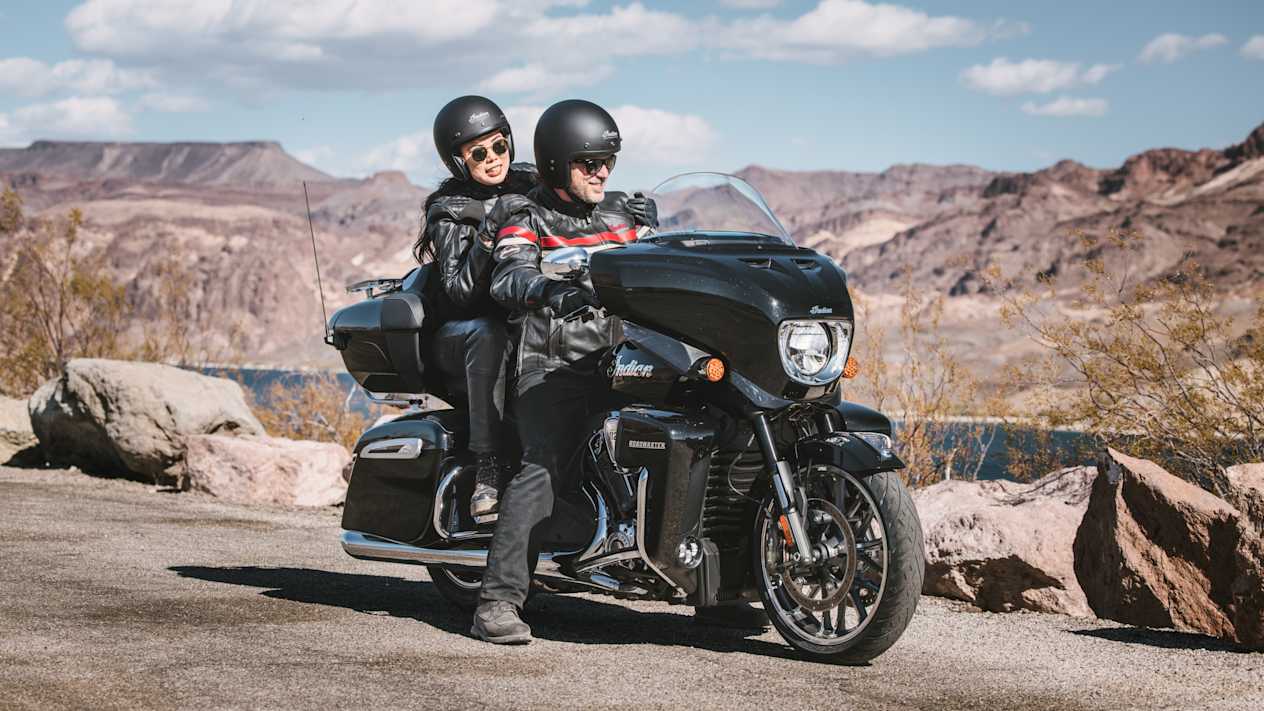 Indian Roadmaster Powerplus Limited 2025 : trois quarts avant droit statique avec couple de motards