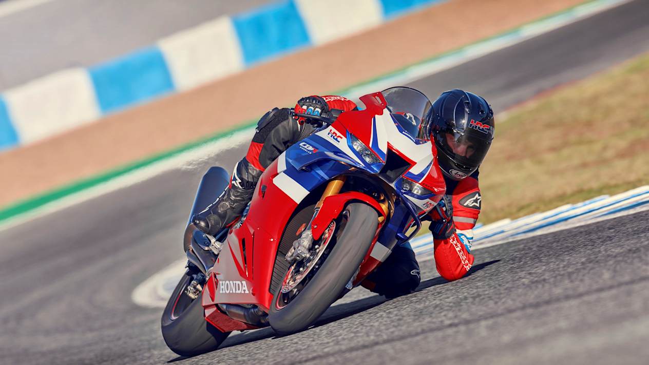 Honda Fireblade SP CBR1000RR-R 2024 : vue de face en virage à gauche sur circuit