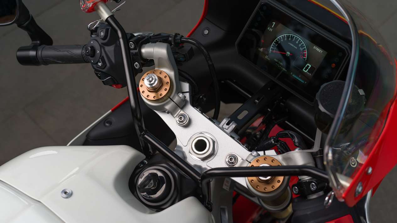 Yamaha XSR900 GP 2024 : détail guidon