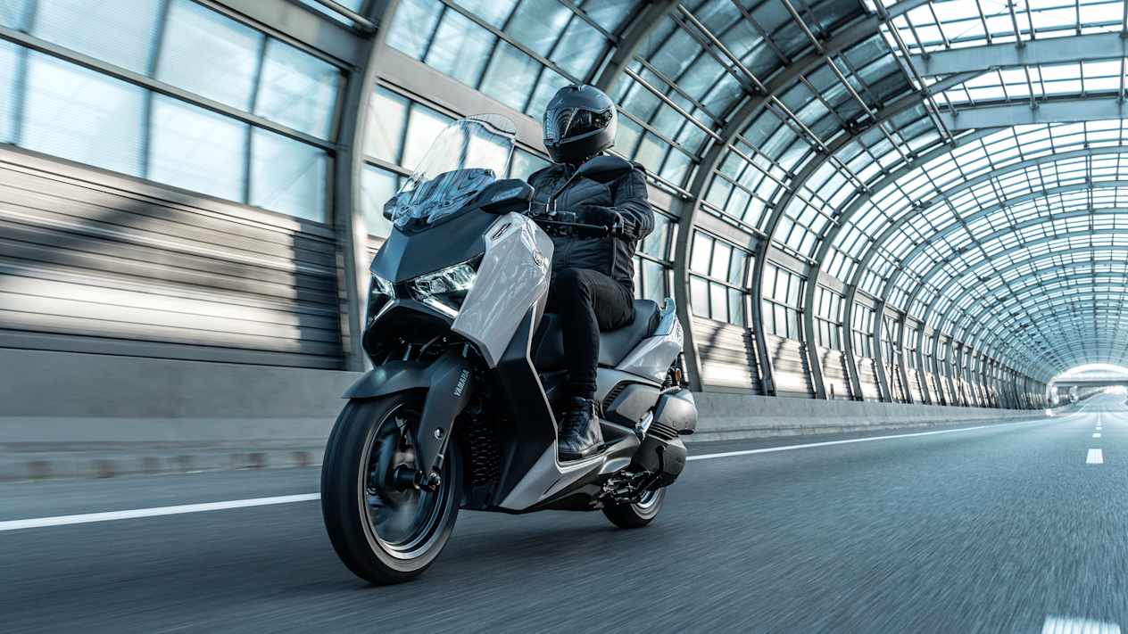Yamaha XMAX 300 Tech Max 2025 : trois quarts avant gauche dans un tunnel