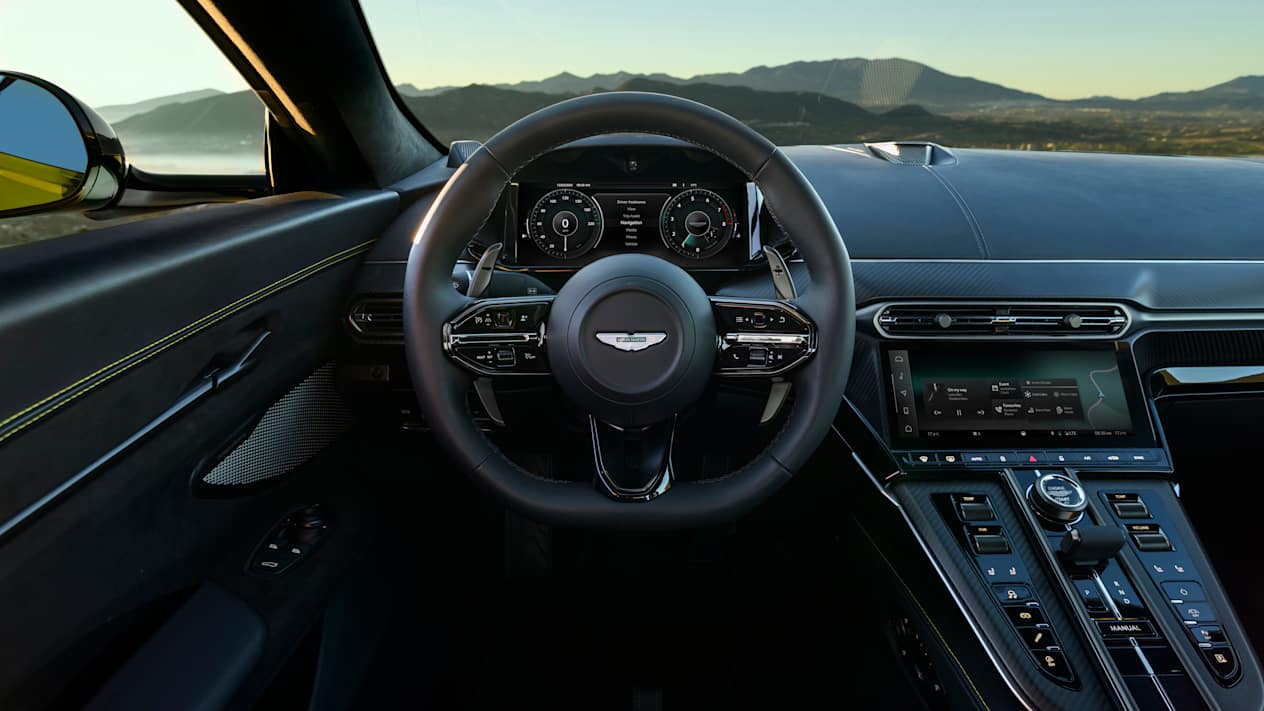 Aston Martin Vantage 2024 : poste de conduite, volant et compteurs