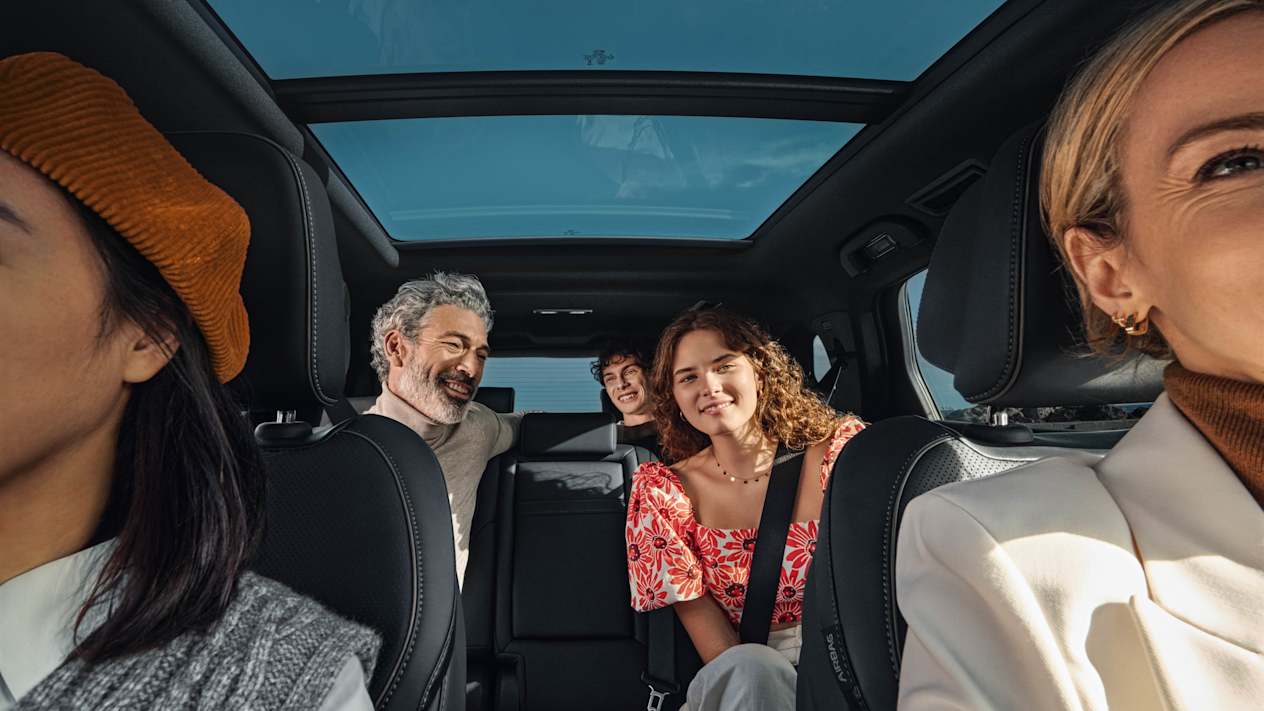 BYD Tang 2024 : toit vitré vu de l'intérieur et passagers