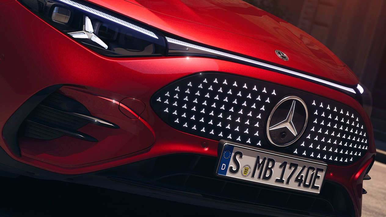 Mercedes CLA 2025 rouge : détail face avant version électrique