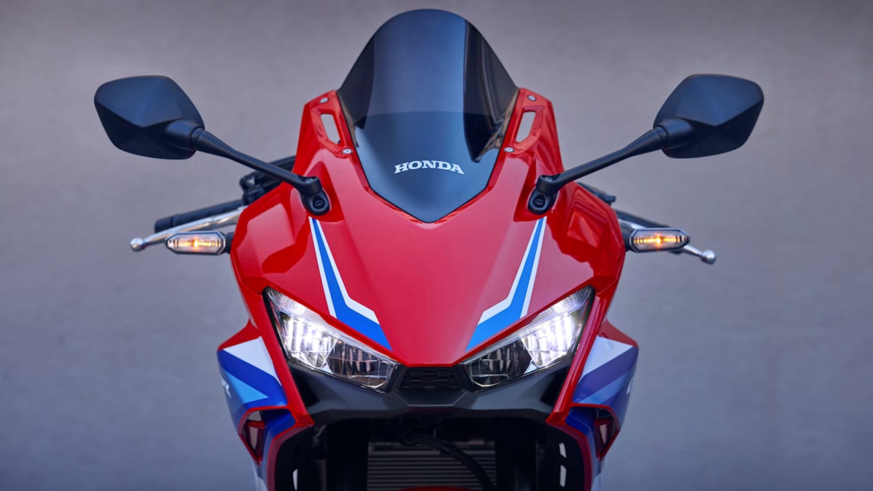 Honda CBR500R 2024 : détail phares