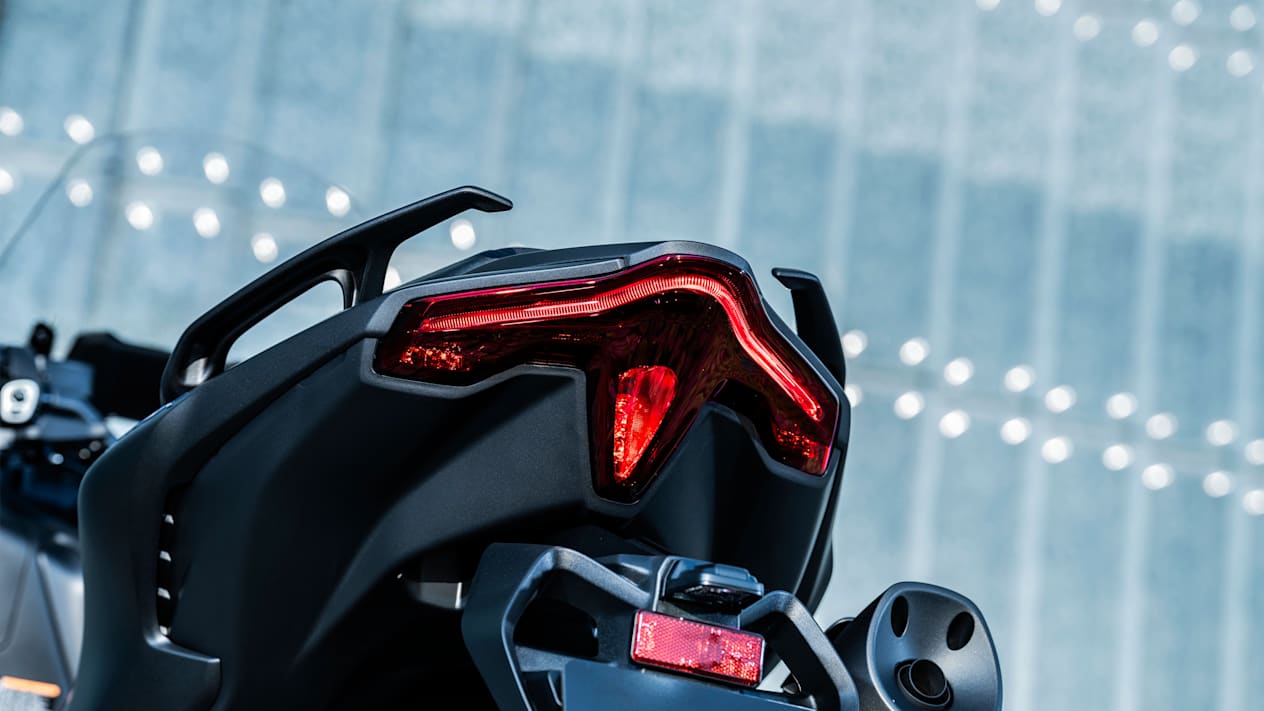 Yamaha TMAX 2025 : détail feu arrière