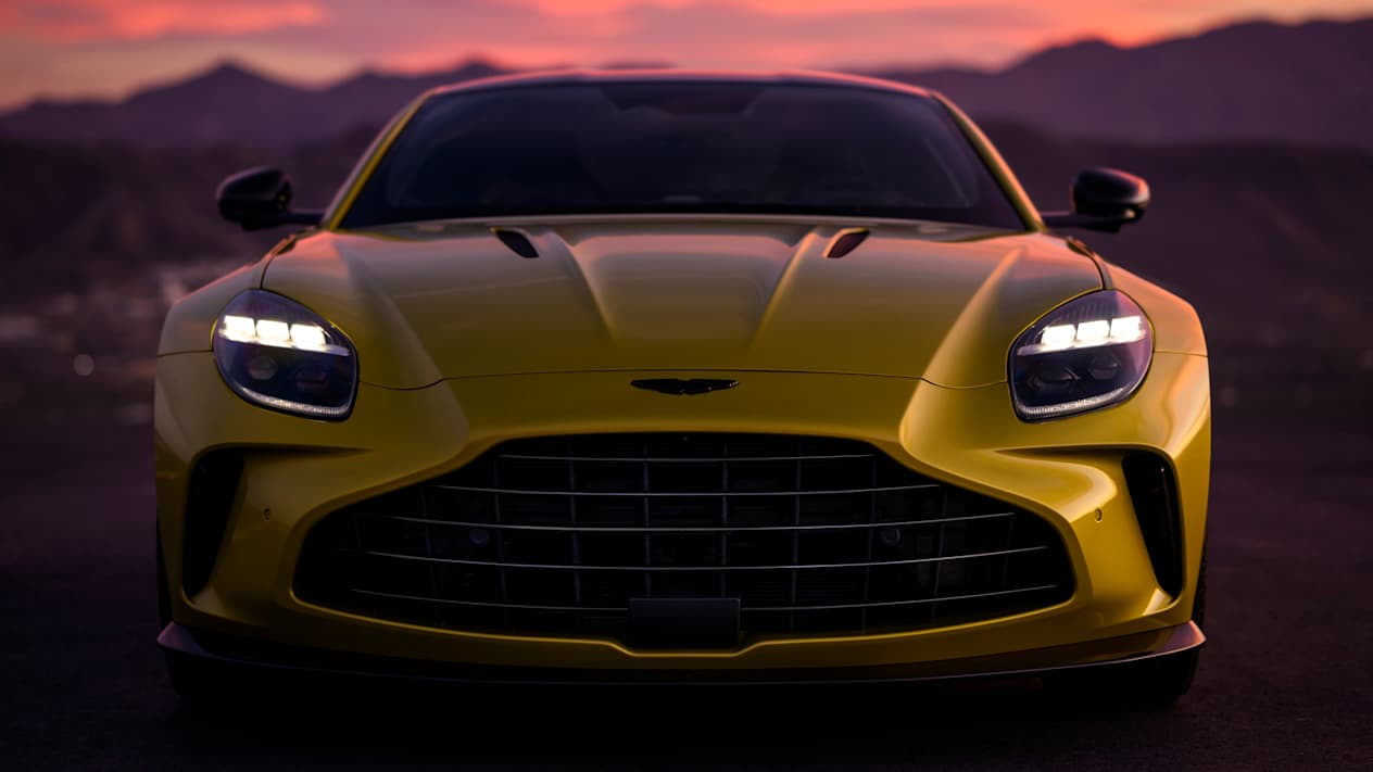 Aston Martin Vantage 2024 : face avant statique avec coucher de soleil