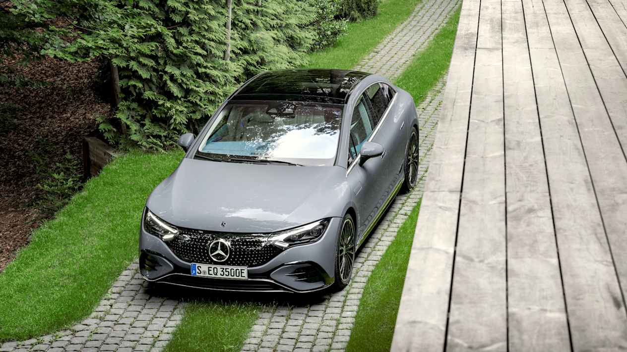 Mercedes EQE vue plongeante avant dans le jardin