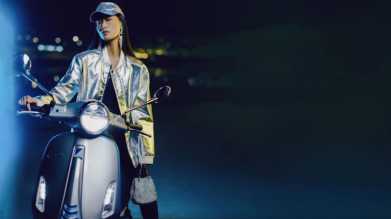 Scooter Vespa Elettrica vue de face avec modèle