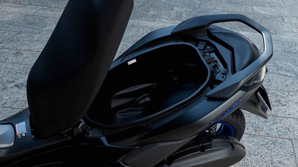 Yamaha NMAX 125 2025 : détail coffre sous la selle