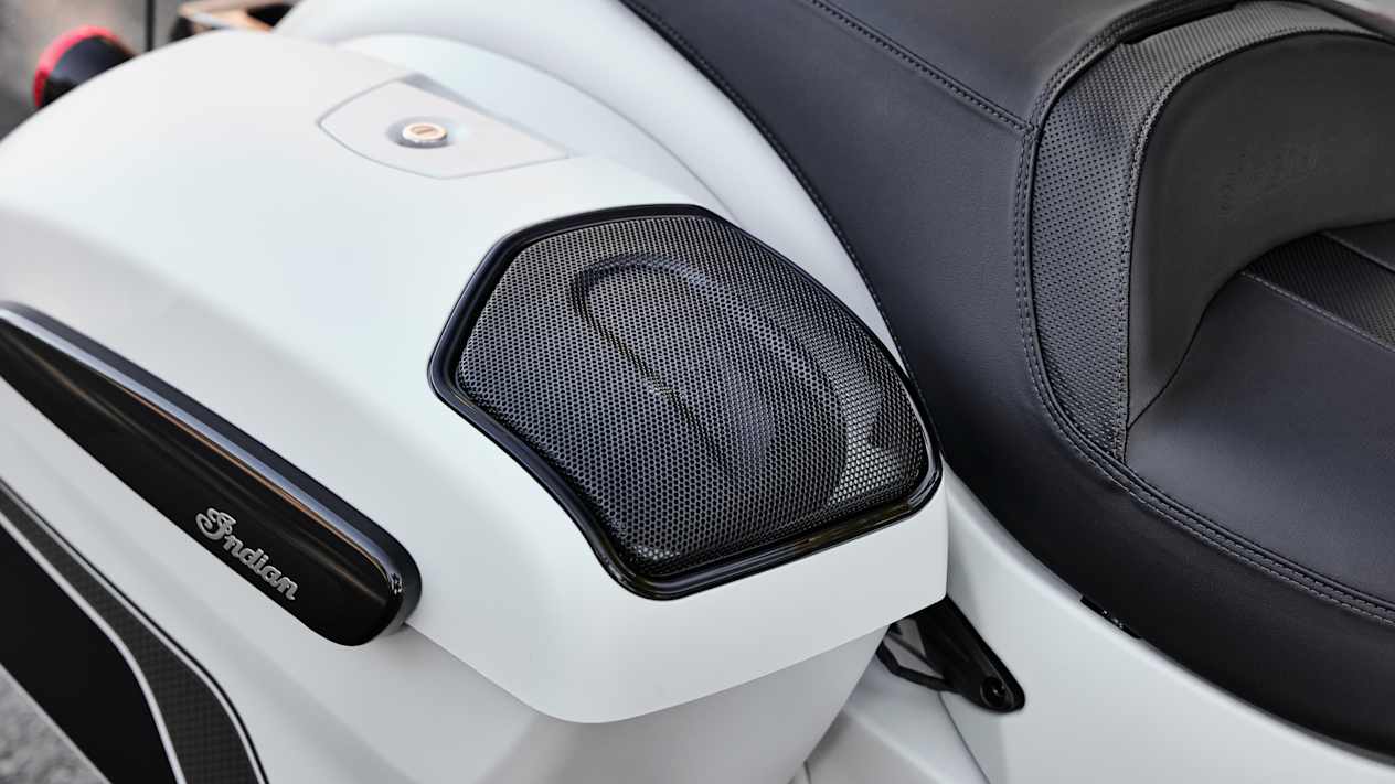 Indian Chieftain Dark Horse 2024 : détail sacoche caisson Powerband Audio