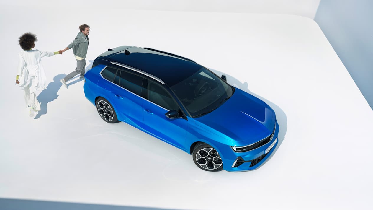 Opel Astra Sports Tourer 2022 : Trois quart avant droit en vue plongeante