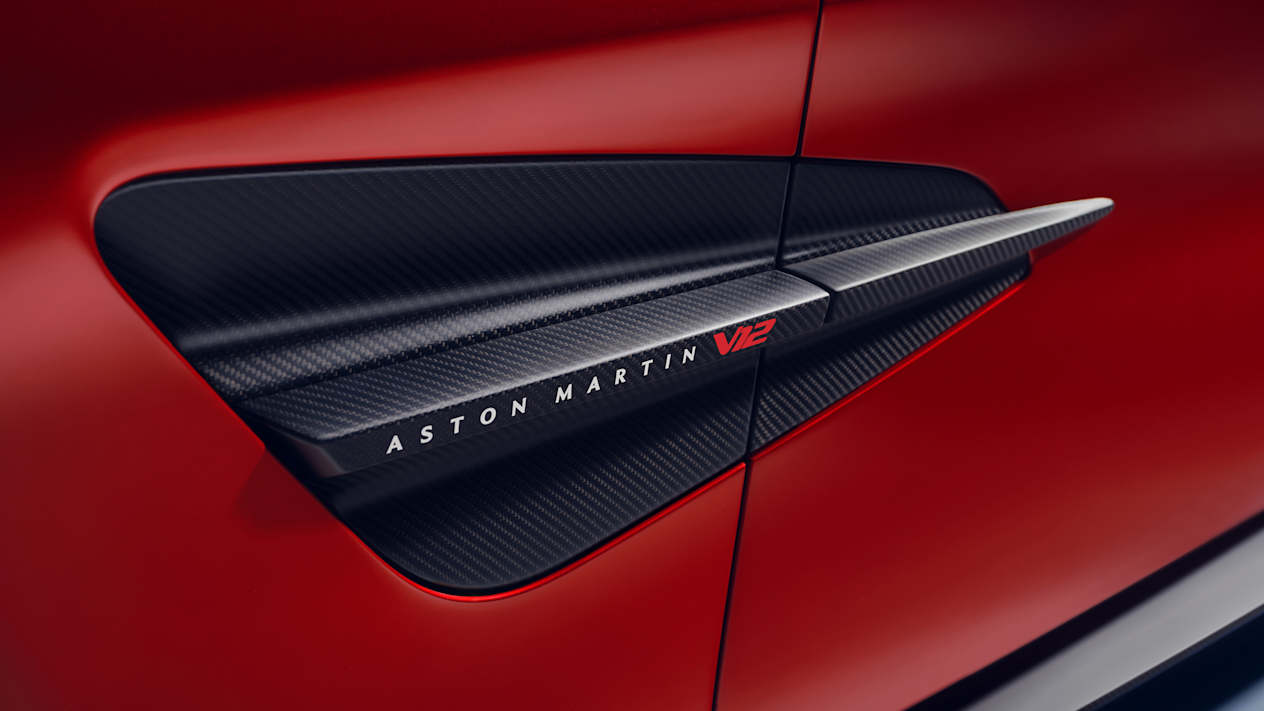 Aston Martin Vanquish 2024 : détail aile avant gauche