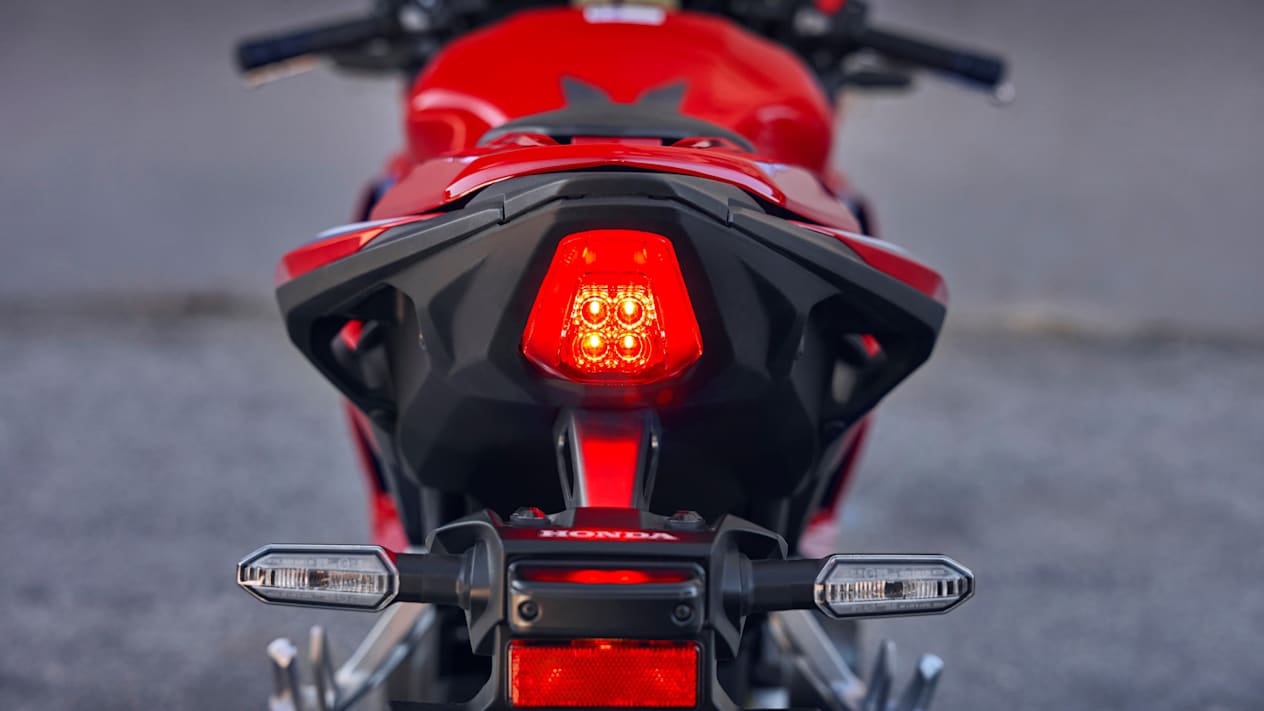 Honda CBR500R 2024 : détail feu arrière