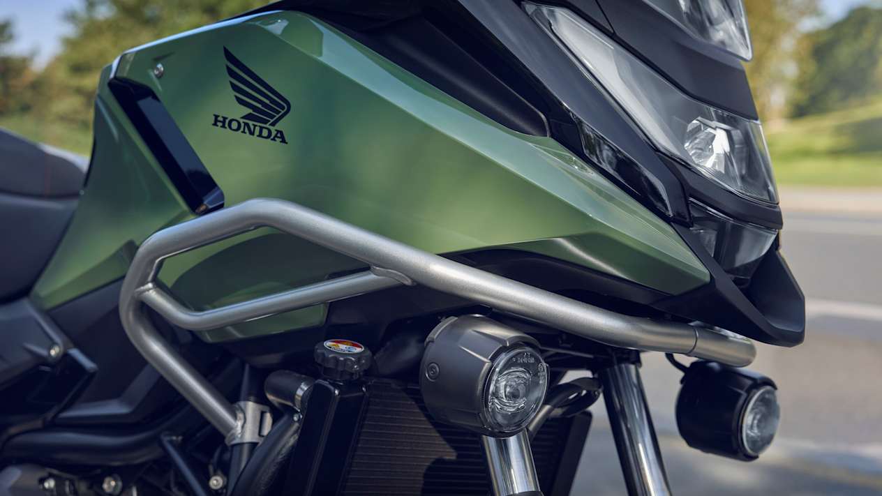 Honda NC750X 2025 : signature lumineuse