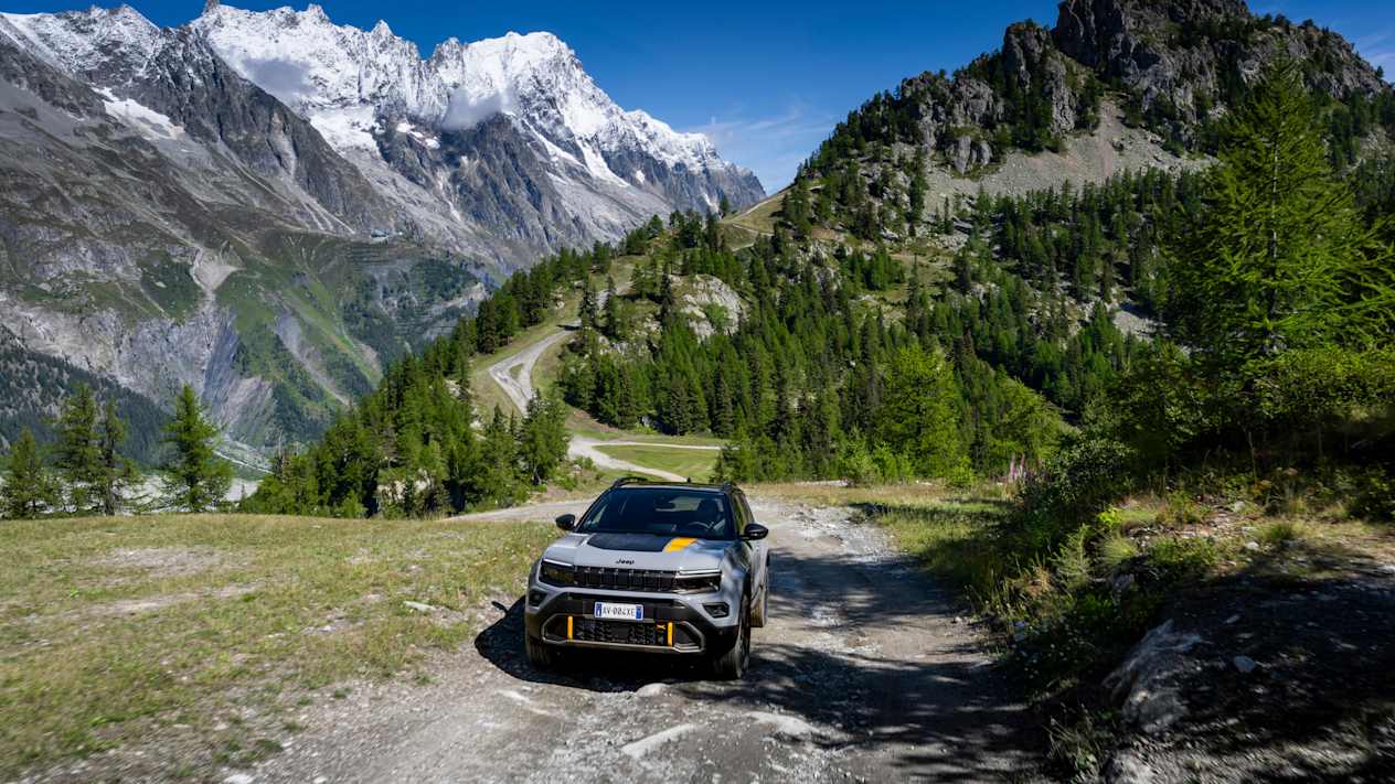 Jeep Avenger 4x3 North Face 2024 : face avant en montée sur chemin dans les Alpes