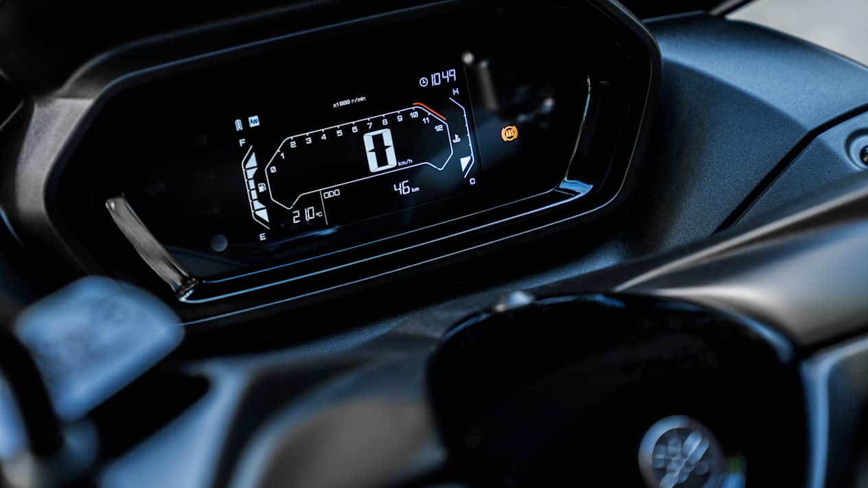 Yamaha XMAX 300 2025 : détail écran LCD