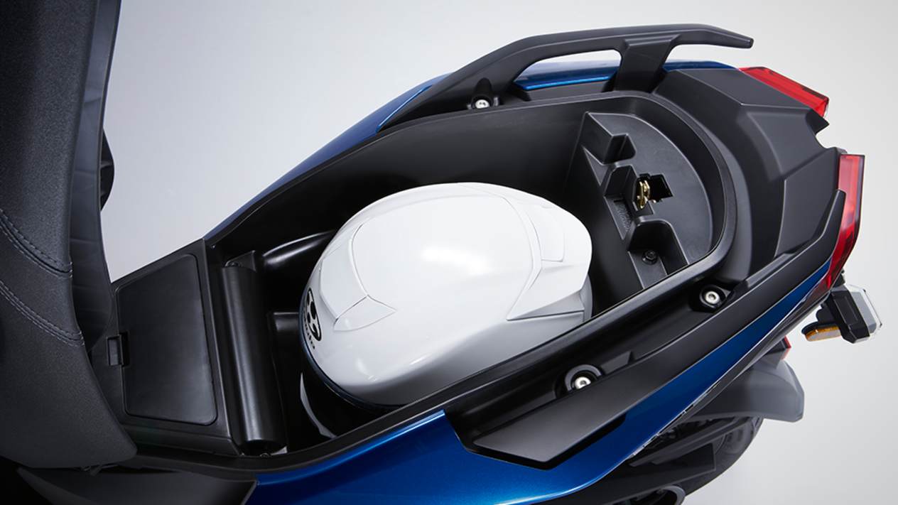 Kymco KRV 200 2024 : rangement casque sous la selle