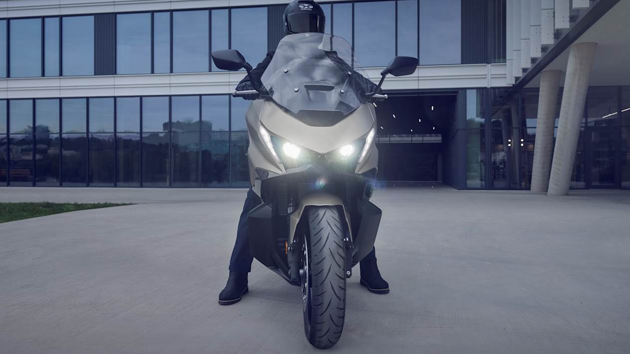 Honda Forza 750 2025 face avant feux alumés
