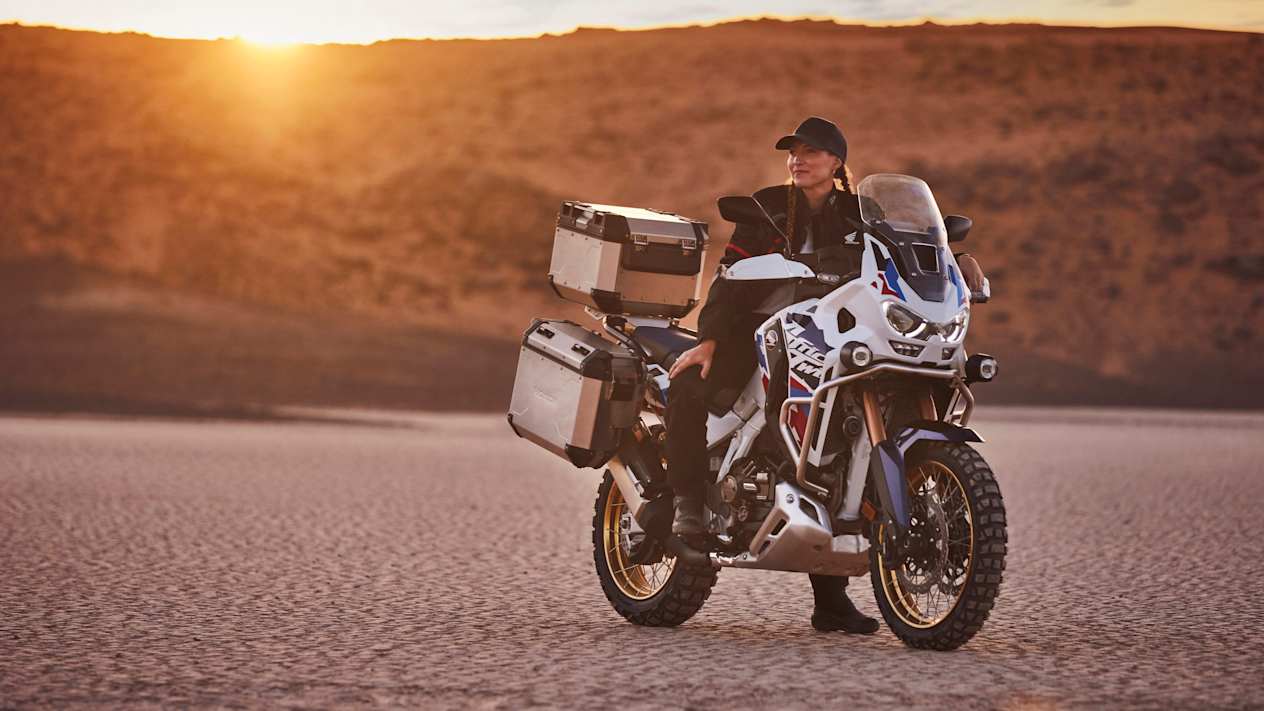 Honda Africa Twin Adventure Sports CRF1100L 2024 : trois quarts avant droit dans le désert