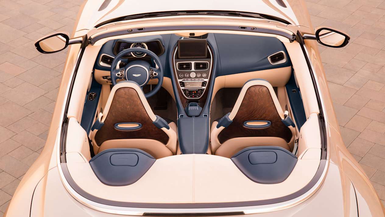 Aston Martin DB 11 Volante : Vue plongeante sur l'habitacle avec capote ouverte