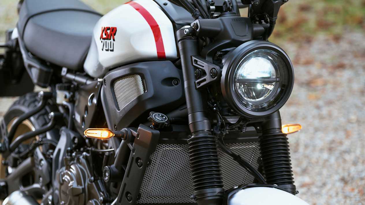 Yamaha XSR700 XTribute 2022 : détail phare avant