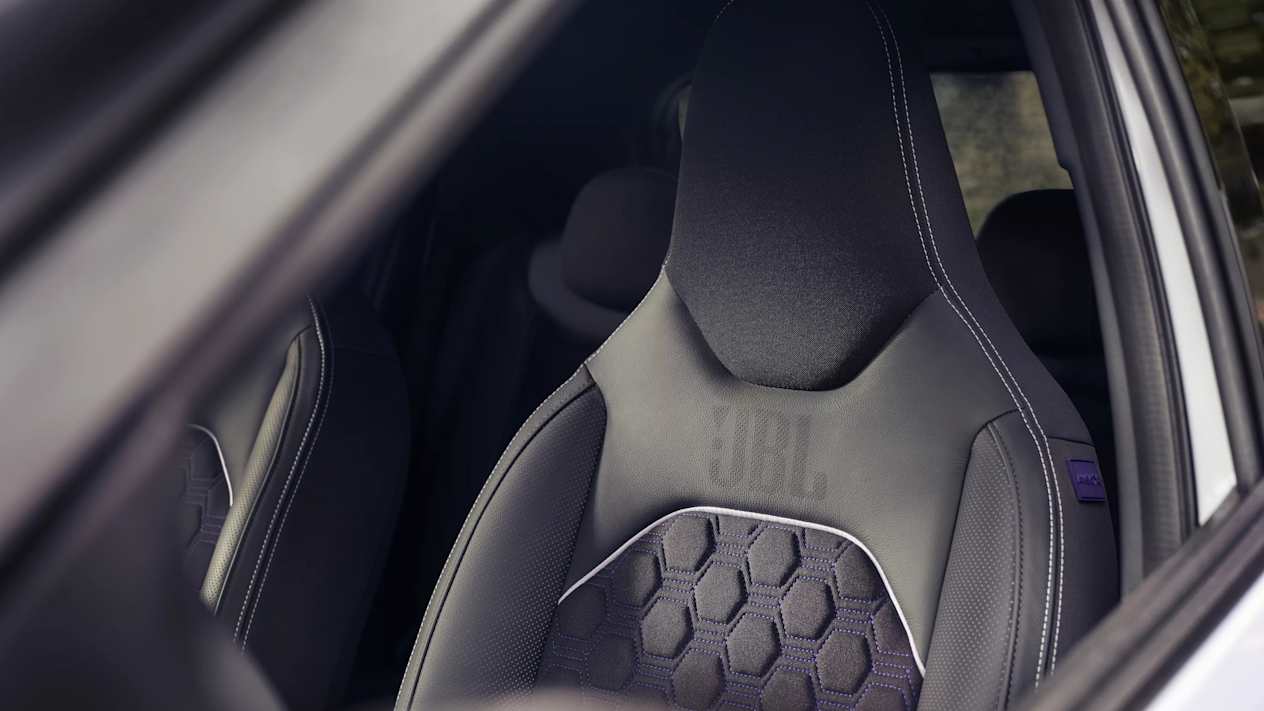 Toyota Aygo X JBL 2024 : détail logo JBL sur siège