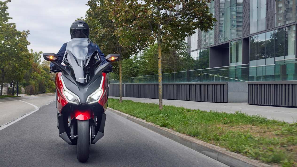 Honda Forza 350 2023 : face avant sur route