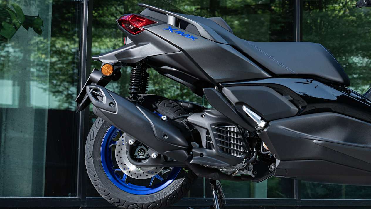 Yamaha XMAX 125 2025 : détail pot d'échappement et frein arrière