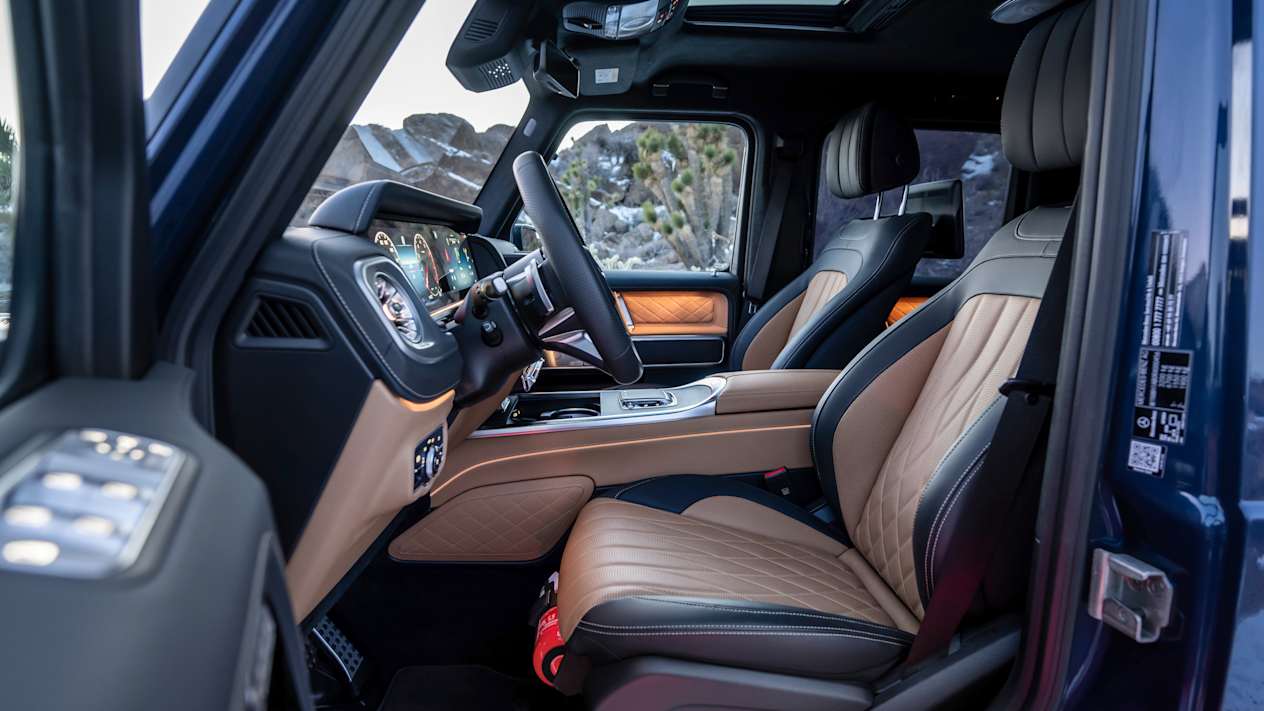 Mercedes Classe G 500 2024 : intérieur vu de la portière conducteur