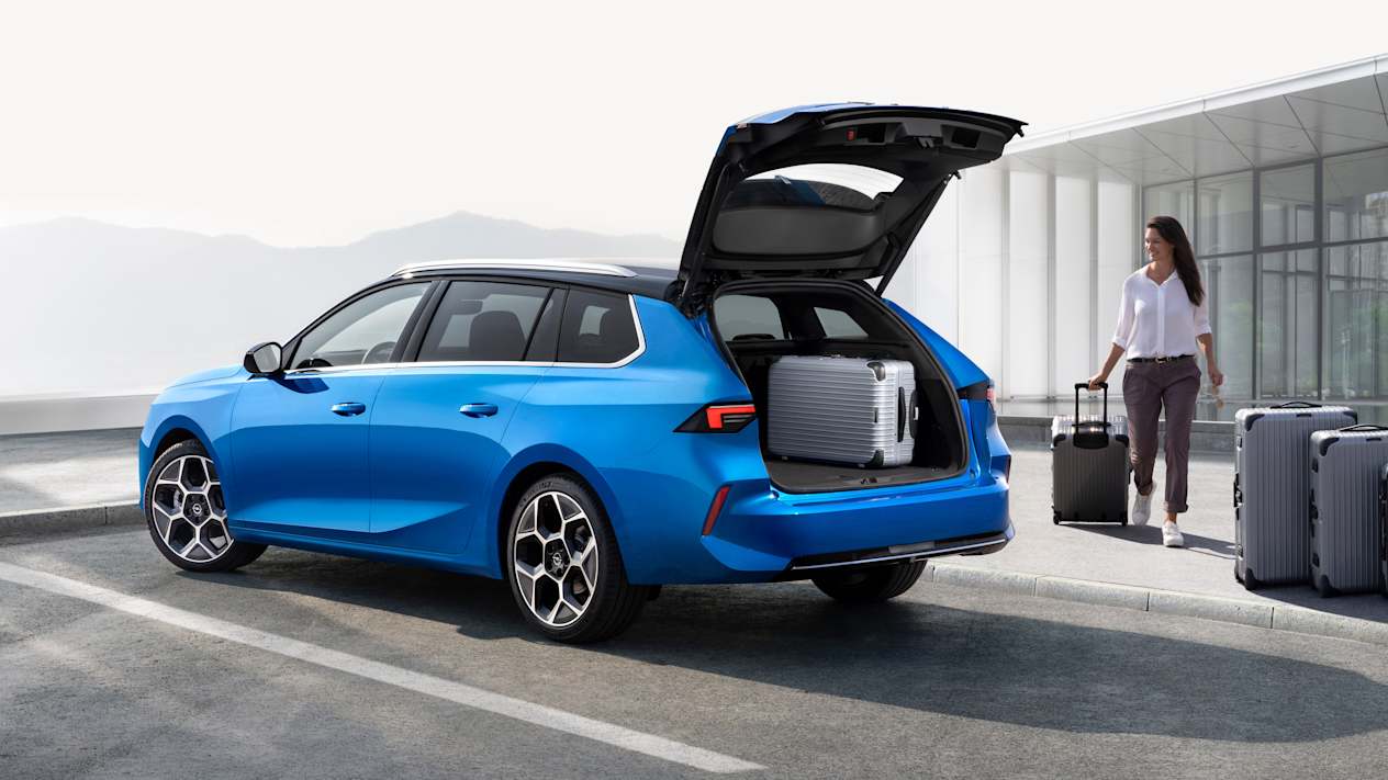 Opel Astra Sports Tourer 2022 : Trois quart arrière avec coffre ouvert