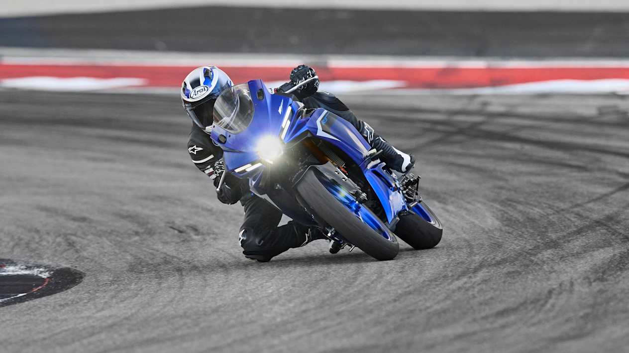 Yamaha R3 2025 : genou au sol