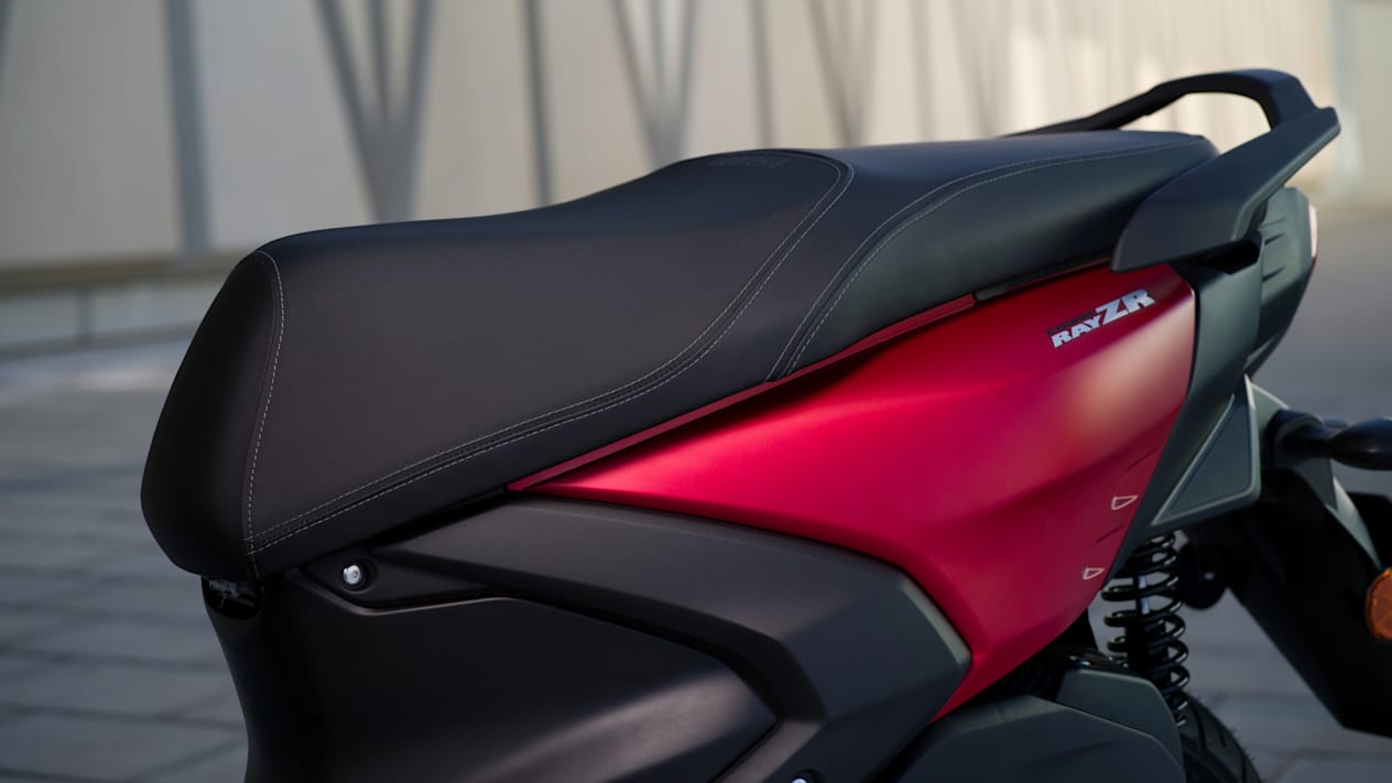 Yamaha RayZR 2024 : détail selle