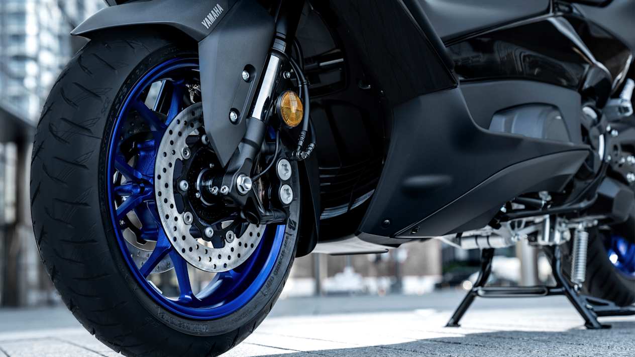 Yamaha TMAX 2025 : détail roue et frein avant