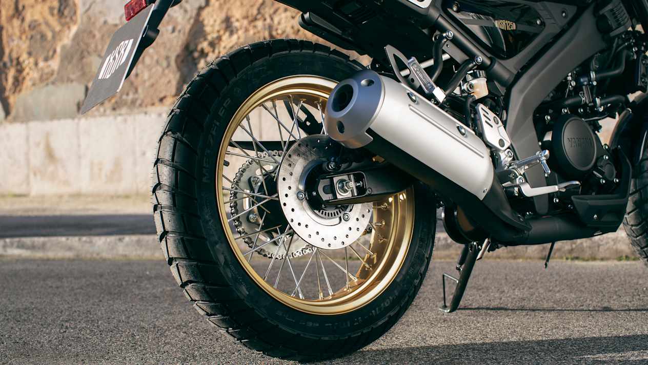 Yamaha XSR125 Legacy 2023 : détail roue et freins arrière