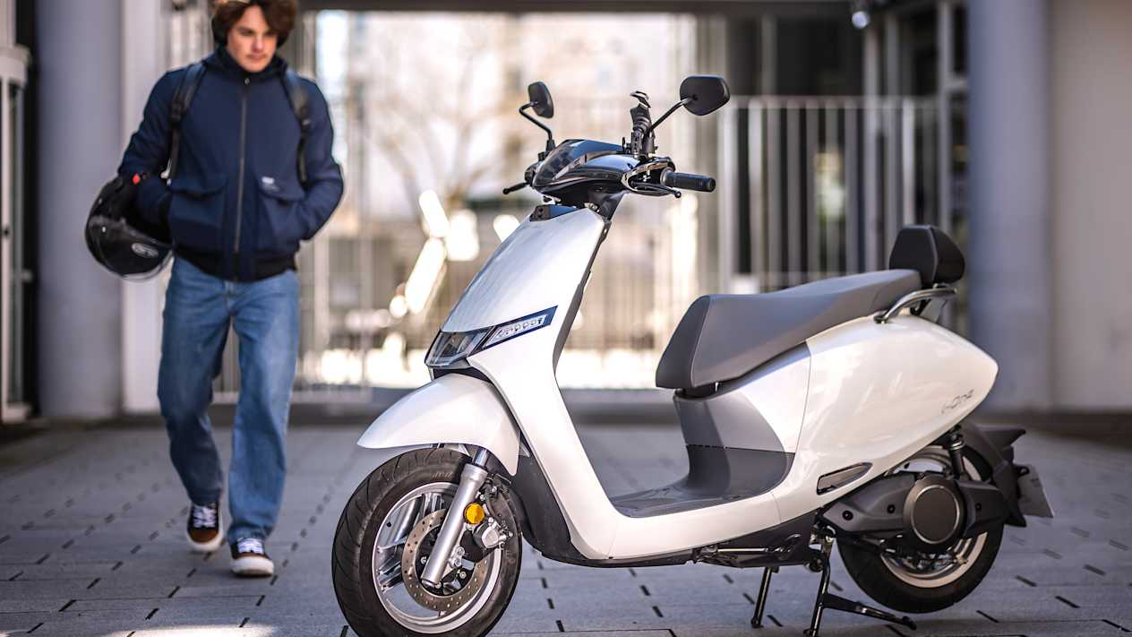 Kymco i-One 2024 : profil gauche statique avec adolescent