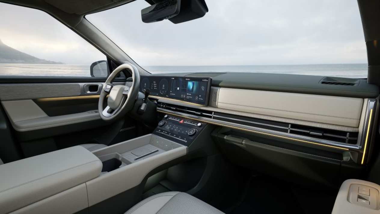 hyundai-santa-fe-boasts-bold-new-design-interior-