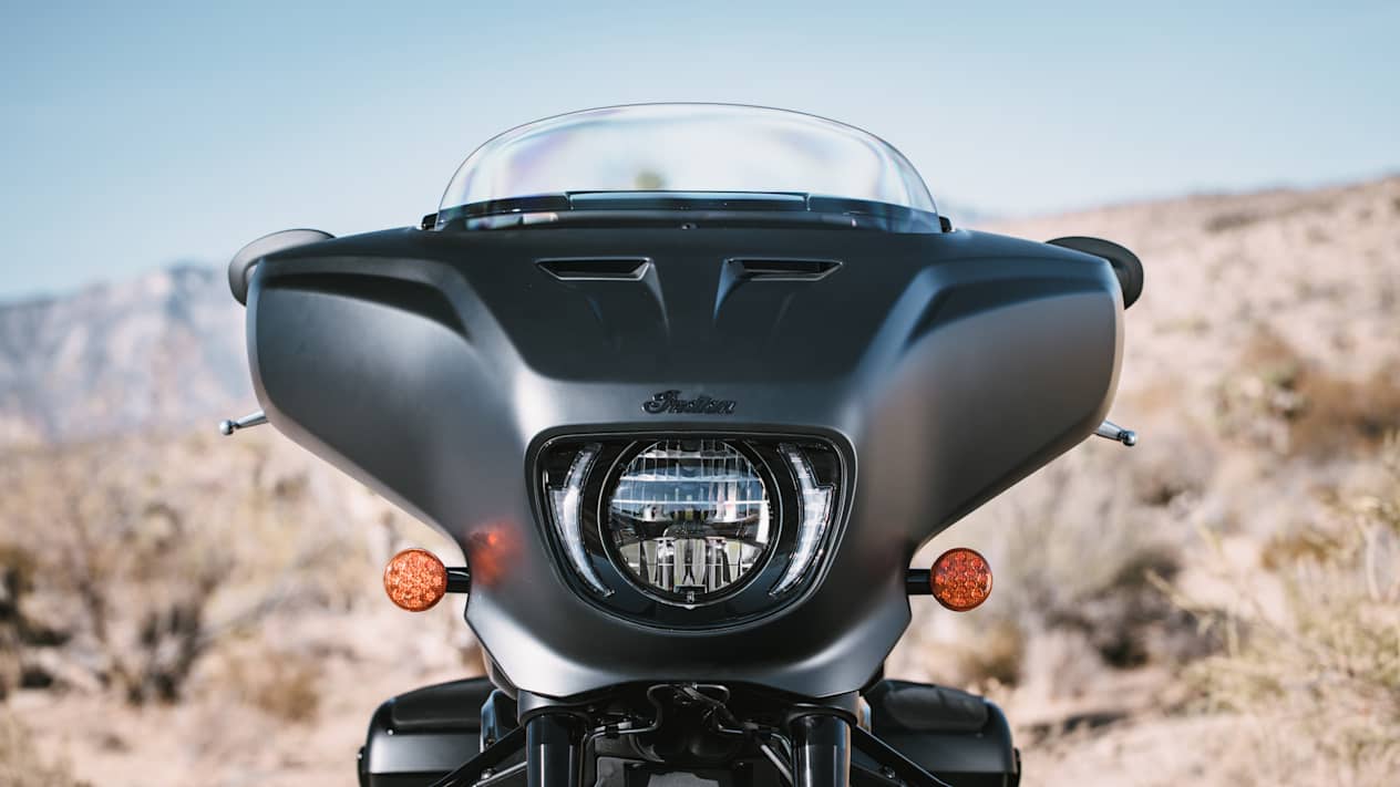 Indian Chieftain Powerplus Dark Horse 2025 : détail phare et carénage avant