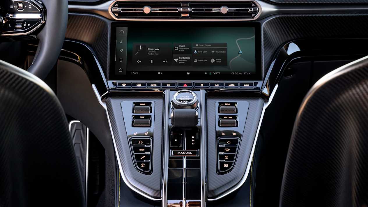 Aston Martin Vantage 2024 : détail écran tactile