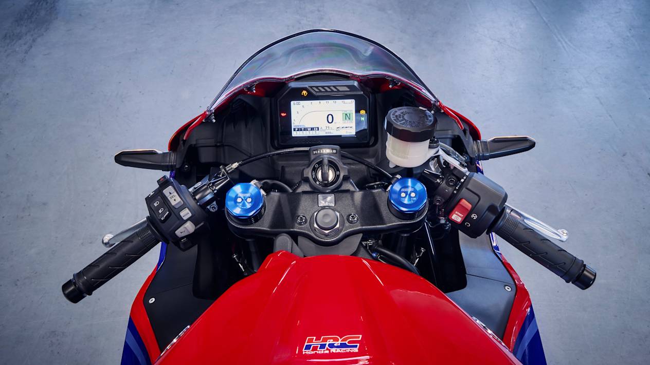 Honda CBR600RR 2024 : vue guidon et écran compteurs